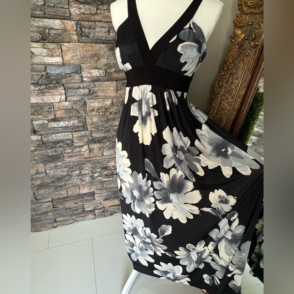 Elegant Black and White Floral V-Neck Maxi Dress